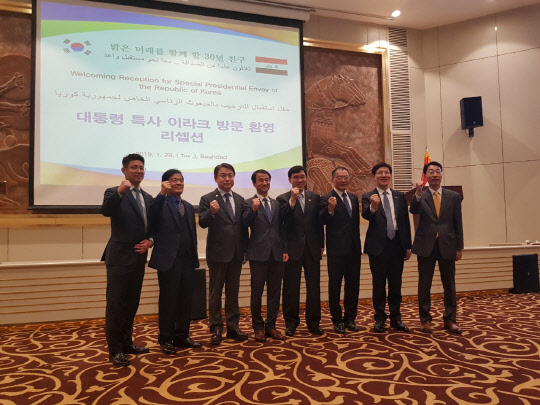 정진행 현대건설 부회장(왼쪽 세 번째)이 한·이라크특사단과 함께 기념촬영을 하고 있다.   현대건설 제공